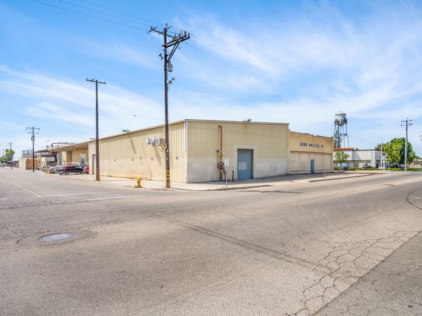 ±86,000 SF High Exposure Industrial Building on 2.42 Acres : 661 L St, Sanger, CA 93657